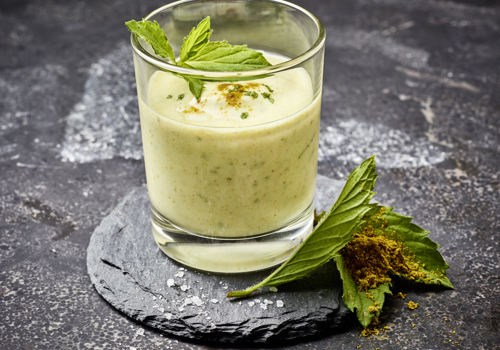 Salsa con curry, yogurt e menta fresca