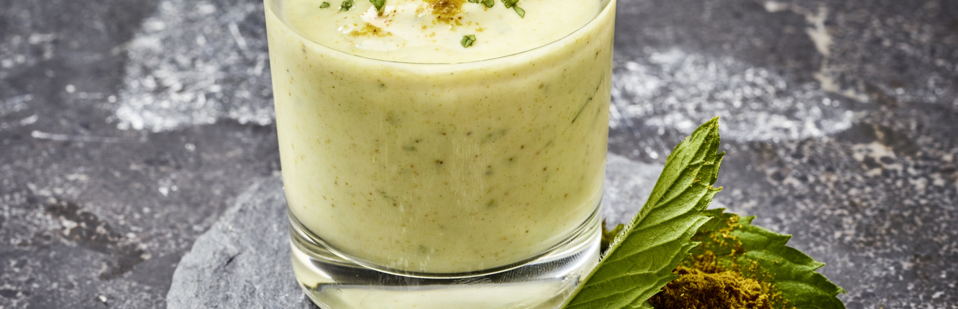 Salsa con curry, yogurt e menta fresca