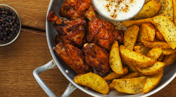 Ali di pollo con paprika, salsa allo yougurt e Mediterranean Potatoes