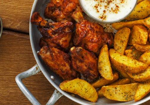 Ali di pollo con paprika, salsa allo yougurt e Mediterranean Potatoes