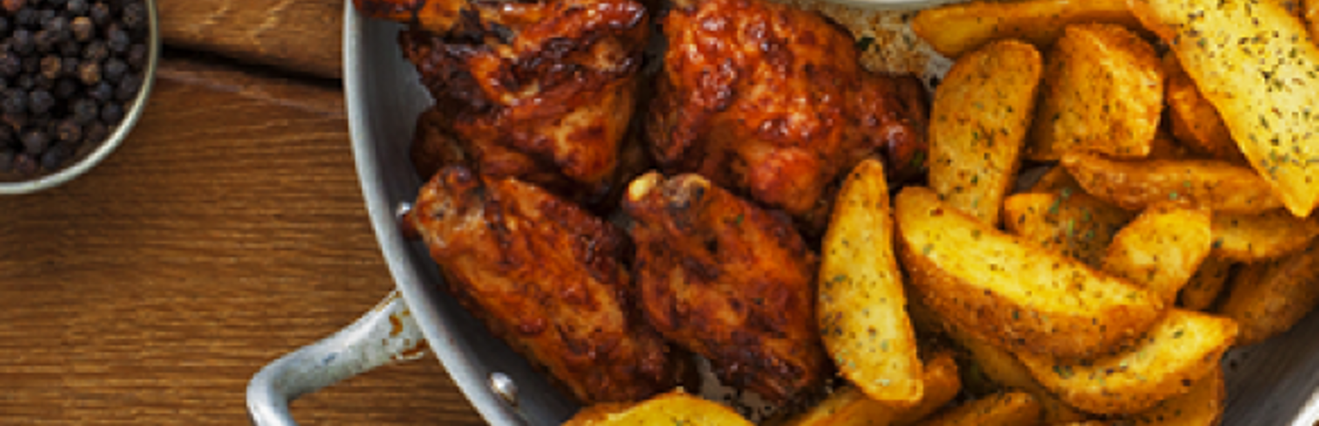 Ali di pollo con paprika, salsa allo yougurt e Mediterranean Potatoes