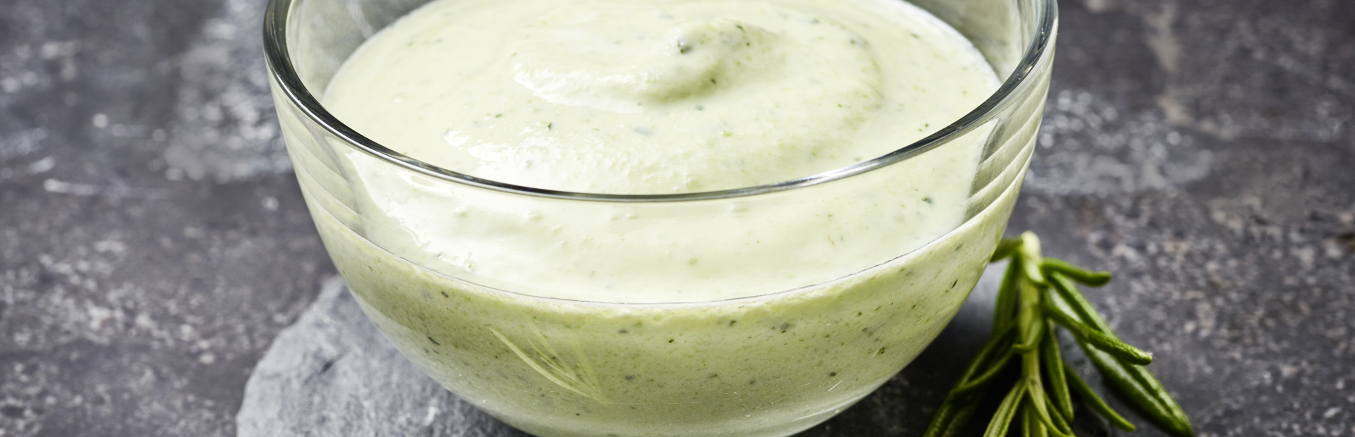 Salsa con zucchine e formaggio fresco di capra