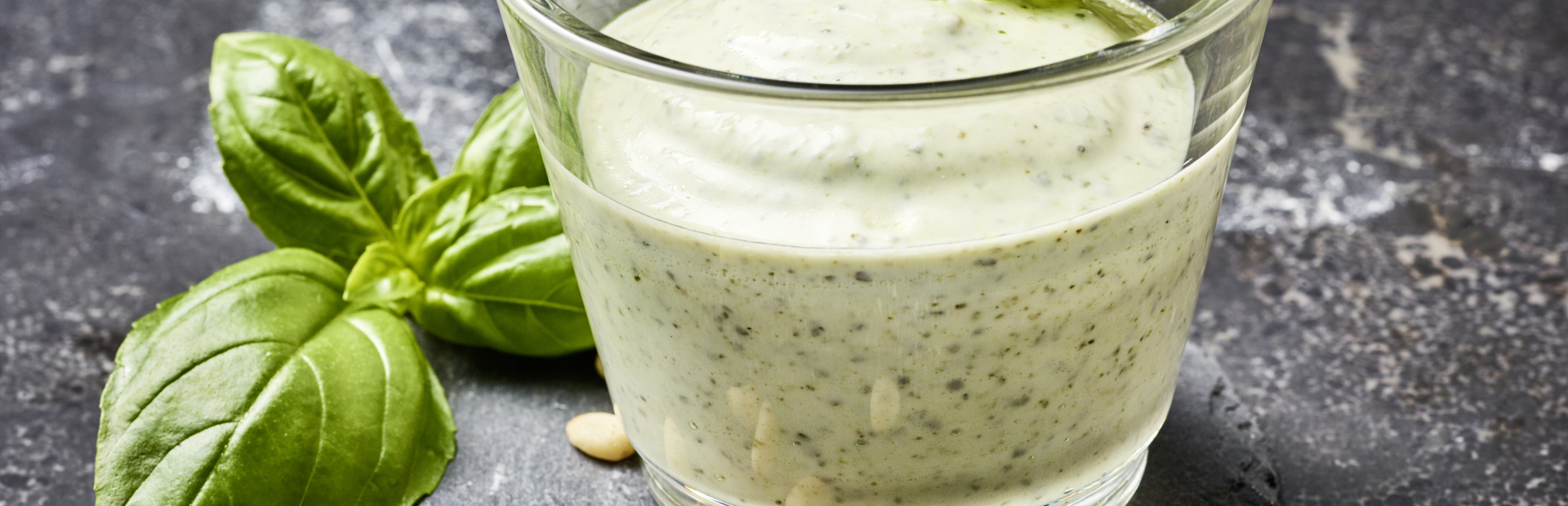 Salsa con pesto e formaggio Quark