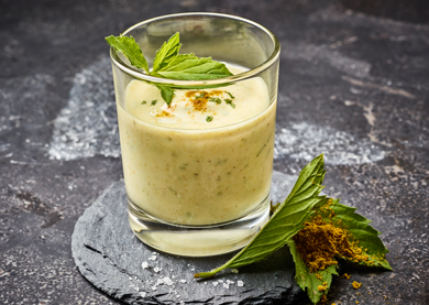 Salsa con curry, yogurt e menta fresca