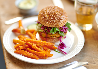 Burger vegano di legumi con guacamole & Sweet Potatoes