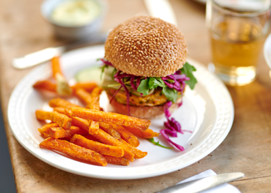 Burger vegano di legumi con guacamole & Sweet Potatoes 