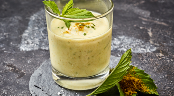  Salsa con curry, yogurt e menta fresca